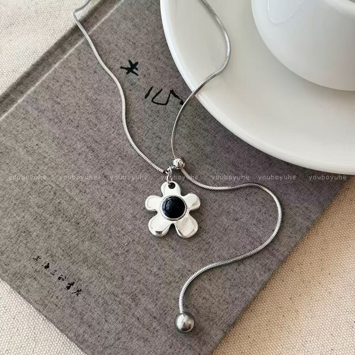 Female Niche Long Style Simple and Versatile Retro Flower Heart Pull-out Necklace