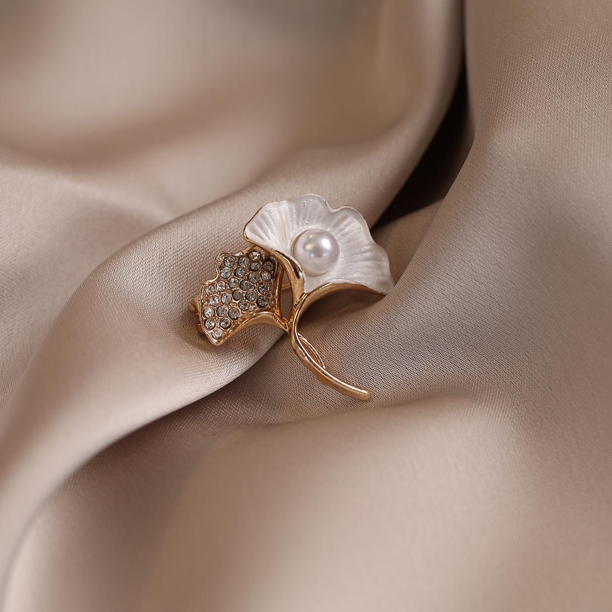 

Новая брошь в виде листа гинкго с антибликовым покрытием, высококлассная женская корсажная брошь с жемчугом, элегантная булавка для пальто и костюма