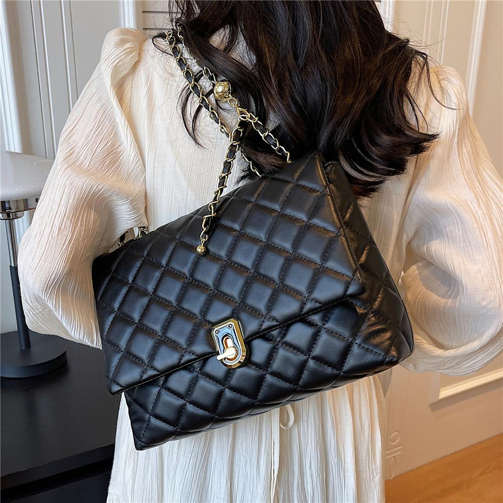 Quilted Large Chain Shoulder Bags For Women Trend Designer Crossbody Bags PU Leather Ladies Handbags Black White