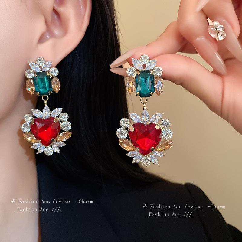 Zirconia Heart Patchwork Necklace: Retro, High-End Clavicle Chain, Unique European and American Style Jewelry.