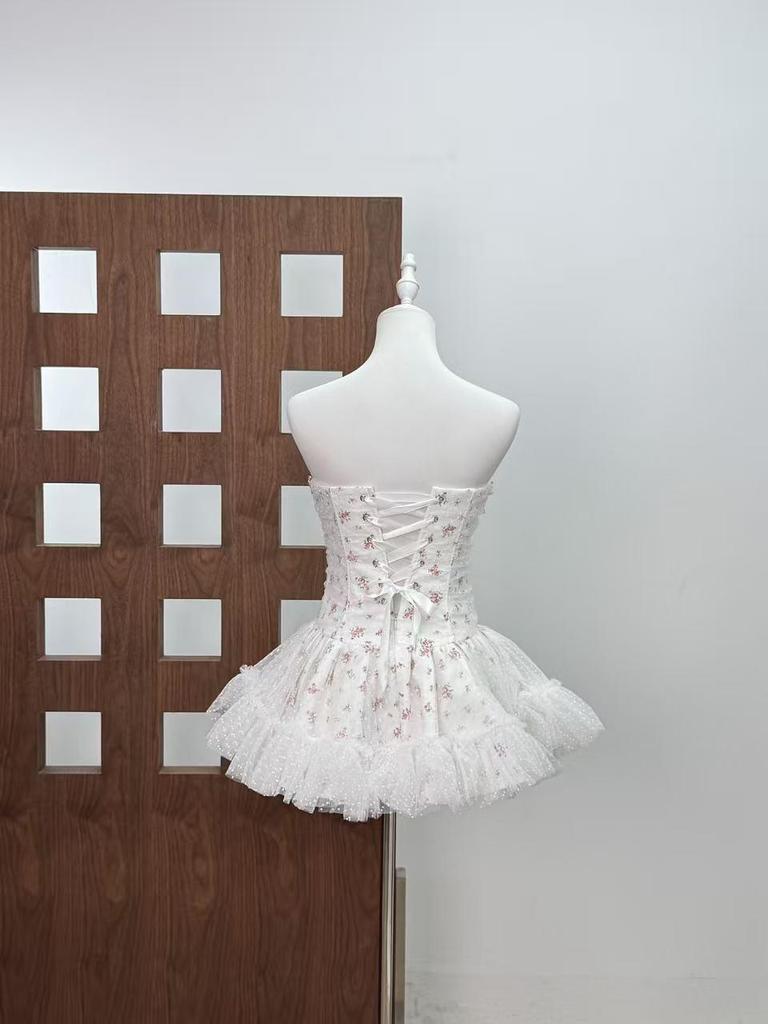 Retro Sweetheart Strapless Dress with 3D Petals and Cinched Waist