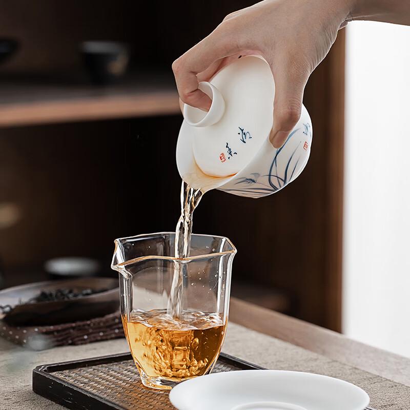 Handbemalte Keramik-Gaiwan mit goldverziertem Jade