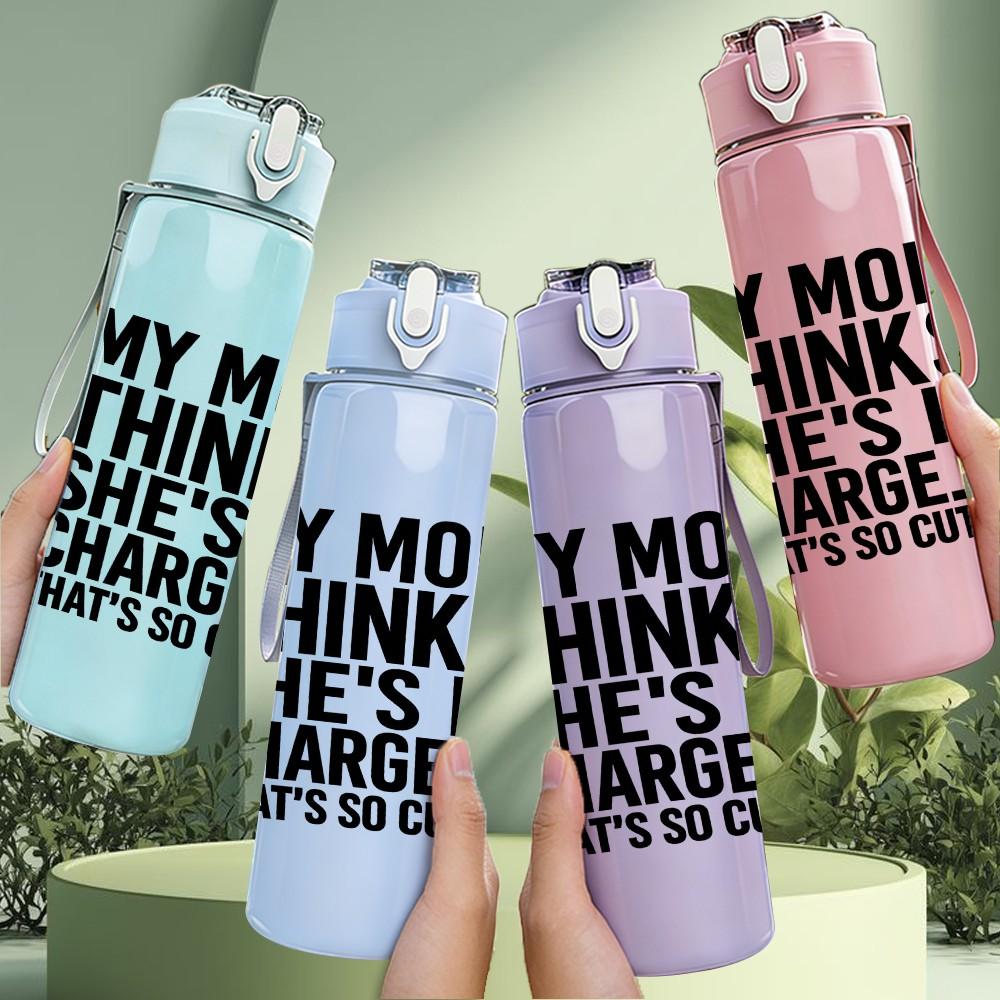 1PC My Mom Thinks She Is In Charge Quote Print 750ml Color Plastic Sports Water Bottle Leakproof Flip Straw Lid Suitable for Sports Office Home Use