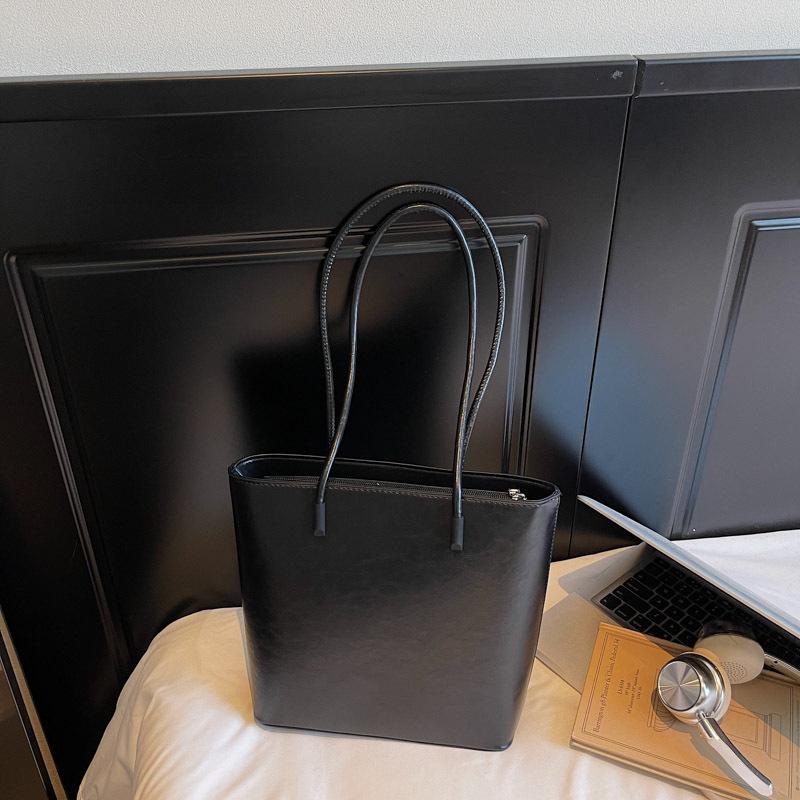 A Trendy and Retro Tote Bag, A Stylish and Large-capacity Single-shoulder Bag