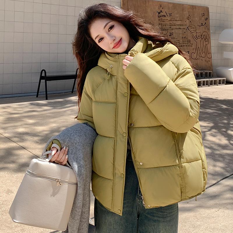 Dámská krátká větruodolná zateplená zimní bunda s kapucí a raglánovými rukávy