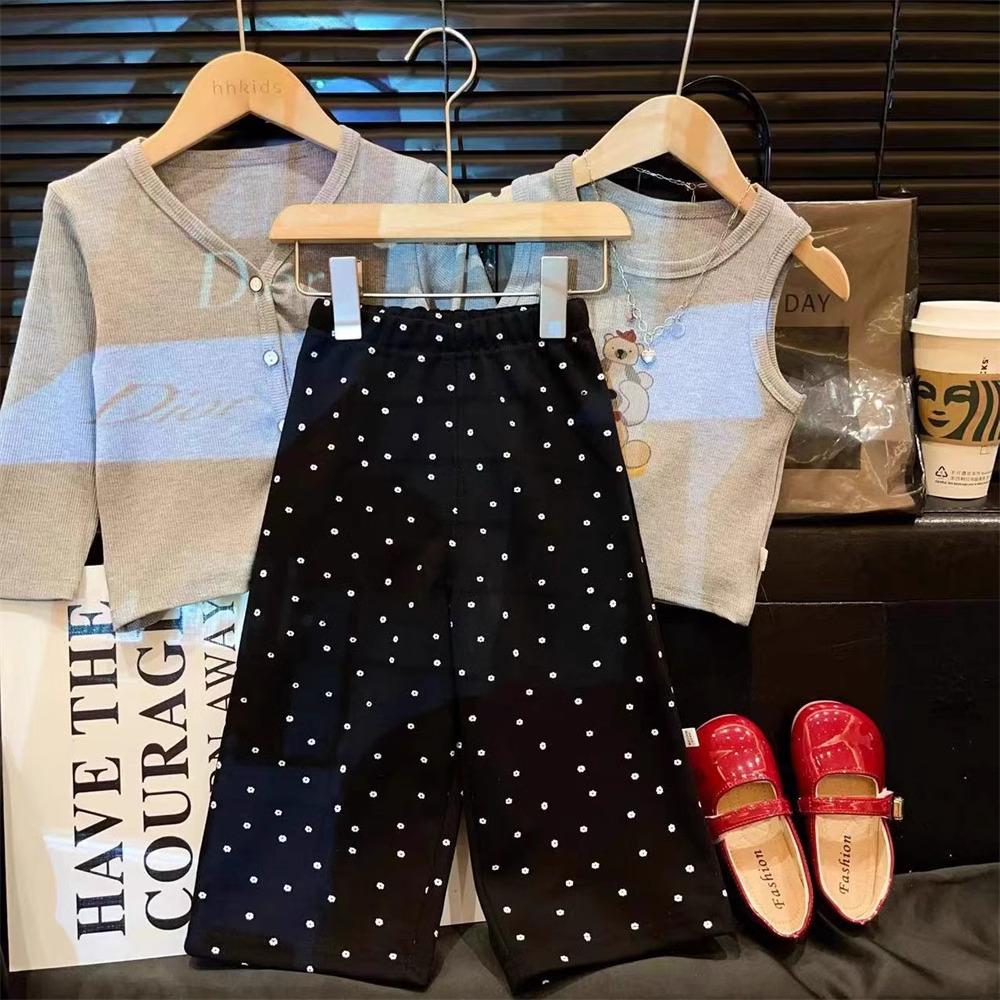 

Девочки 2024 Осень Комплект из трех вещей: Вязаный кардиган-жилет и брюки в горошек 120 cm