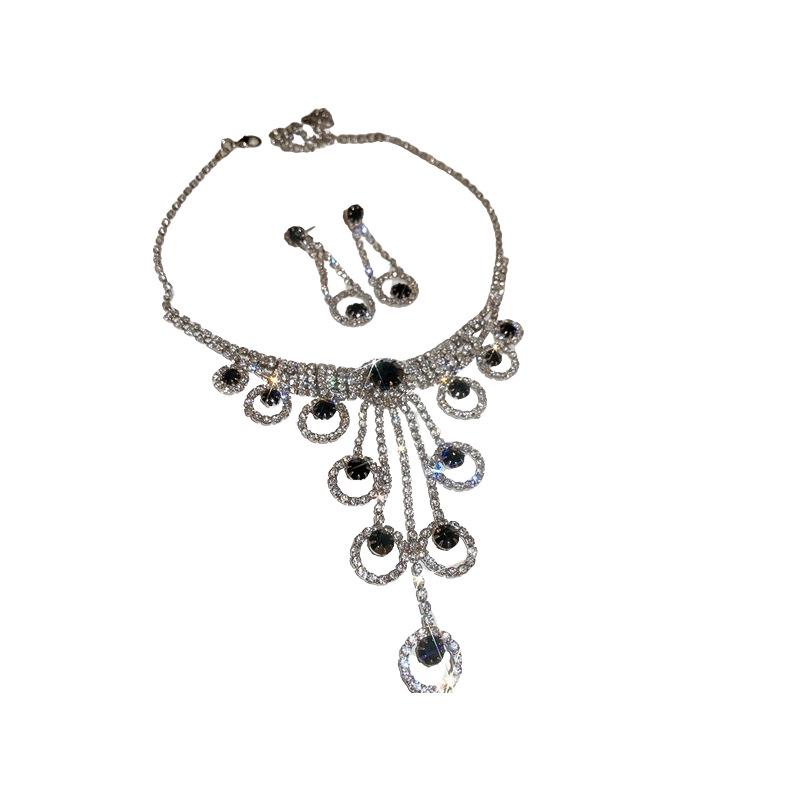 Ensemble Élégant de Boucles d'Oreilles à Pampilles en Strass et Collier pour Femmes - Bijoux de Clavicule de Style Européen et Américain de Luxe Léger