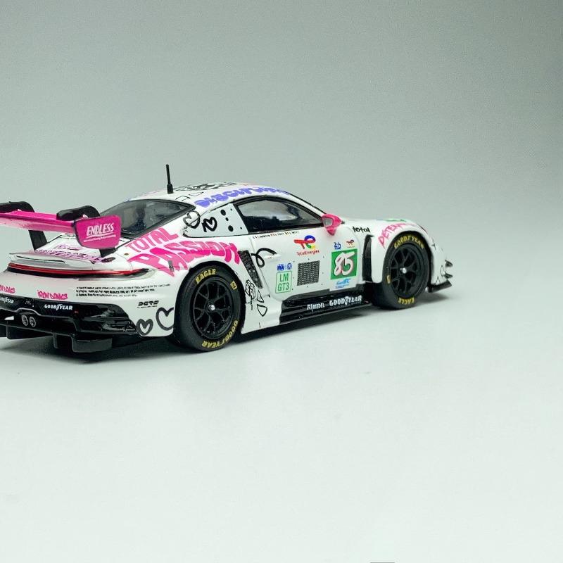 AABKQ1 Spark 1:64 Porsche 911 GT3 R 2025 Le Mans Iron Lady Die-Cast Modellauto