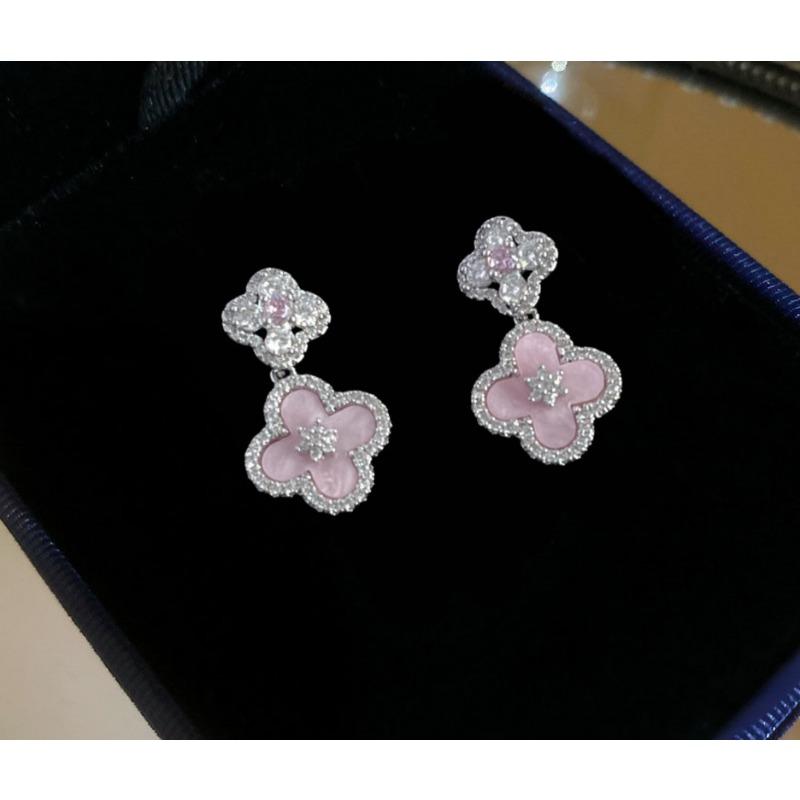 Pink four-leaf clover flash diamond stud earrings, pink shells burst, exquisite flower earrings, elegant earrings with temperament