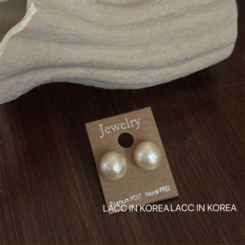 

Japanese Sponge Pearl Hepburn Earrings 2025 New Arrival French Retro Fancy Earrings Elegant Vintage Earrings Women Small size (12mm)