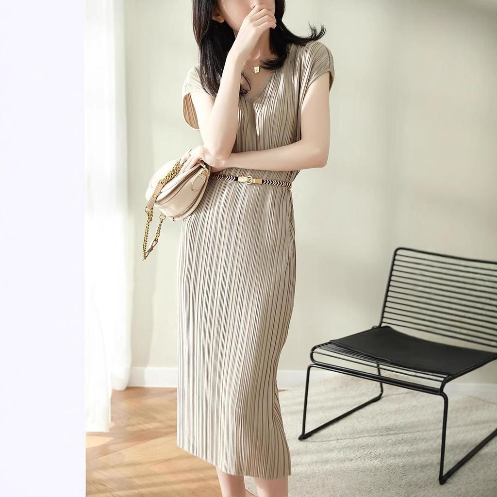 Miyake Plisseekleid im Frühling und Sommer Neu Gerades V-Ausschnitt zum Kaschieren des Bauches und für einen schlanken und lockeren Look.