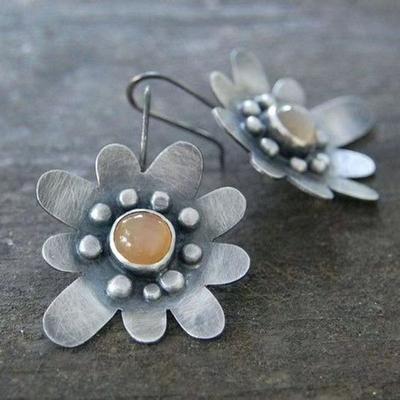 Exquisite Retro-Pflanzenblumen-Ohrringe mit Blütenblättern, eingelegt mit orangefarbenen Steinohrringen