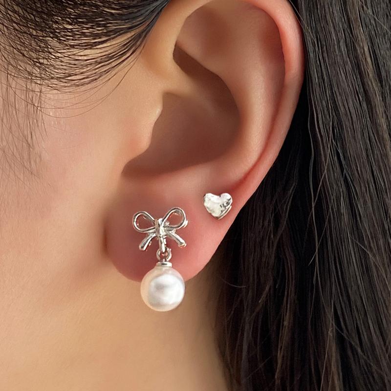 2025 New Arrival White Imitation Pearl Asymmetric Stud Earrings for Women Simple Metal Bow Heart-Shaped Earrings Date Jewelry