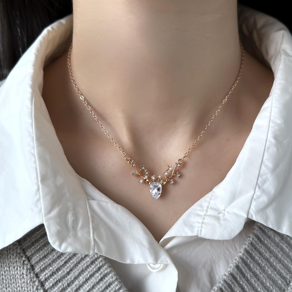 Třpytivý přívěsek ve tvaru jelena na náhrdelníku pro ženy Modrý křišťál Malý los Choker Řetízkový řetěz Šperk Dárek pro přítelkyni
