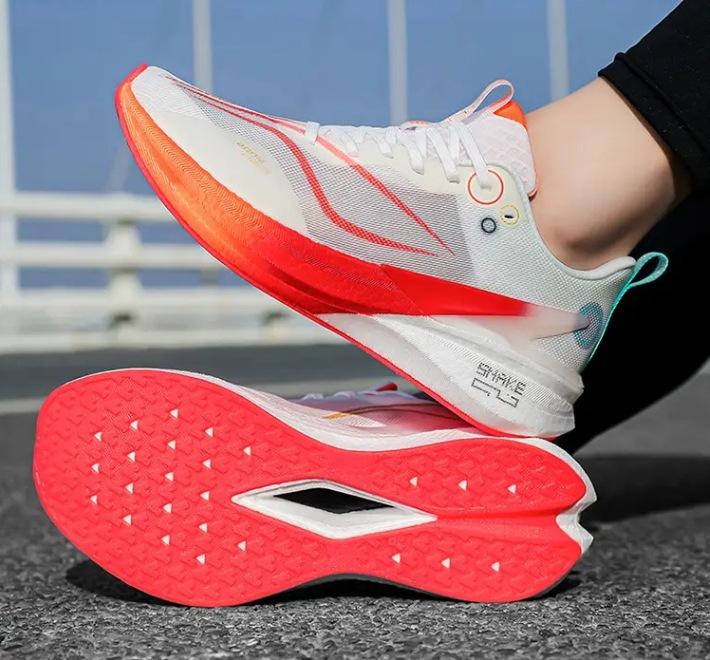 

Новые сверхлегкие кроссовки для бега, спортивная обувь, дышащие амортизирующие мягкие подошвы, студенческие легкие кроссовки для бега, модели для пар 45