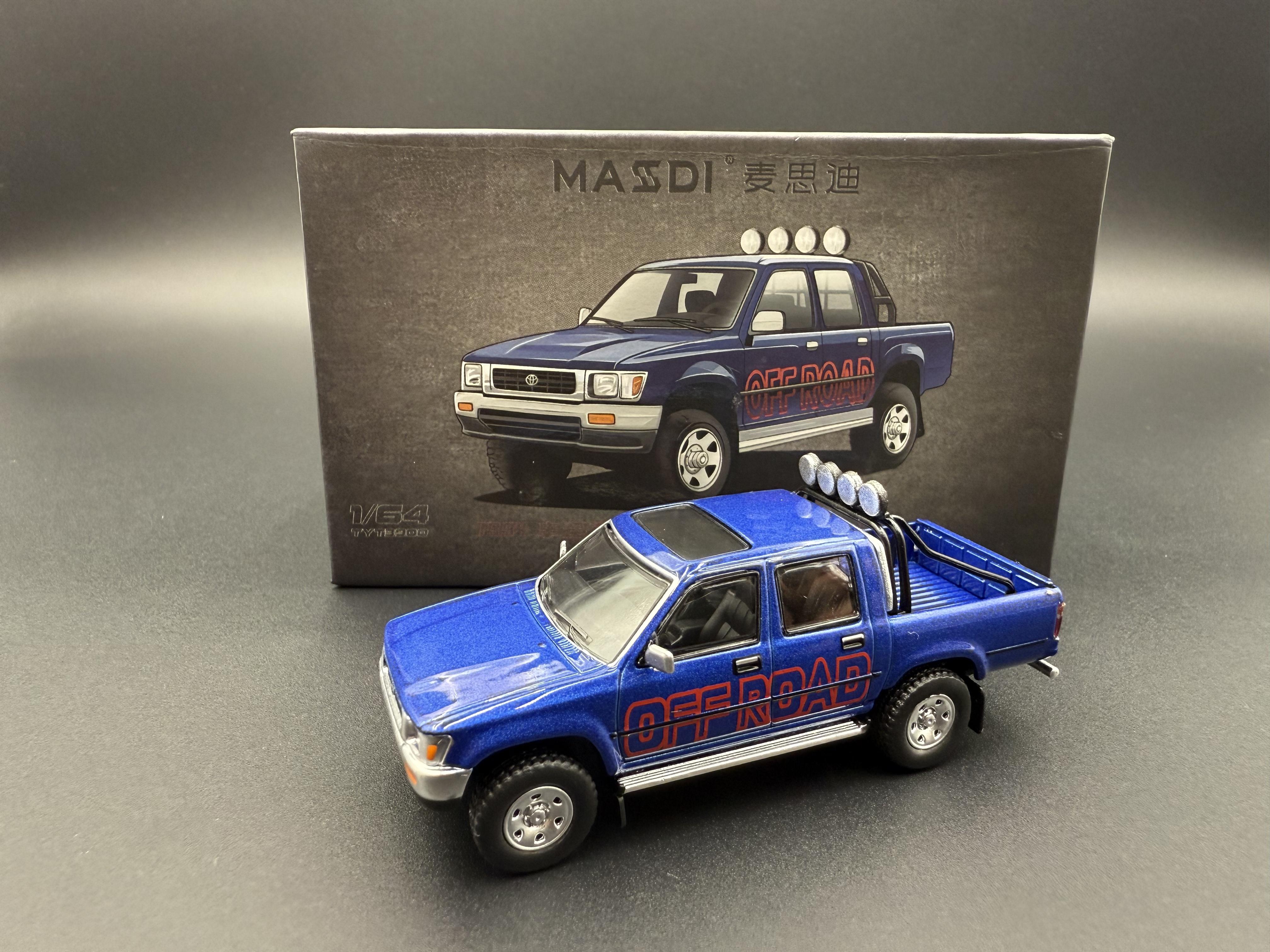 

Масді 1:64 1994 Toyota Hilux Подвійний ряд Повний привід Ln107 Імітаційна мініатюрна лита модель автомобіля Колекційний Кастомна іграшка Подарунок темно-синього кольору