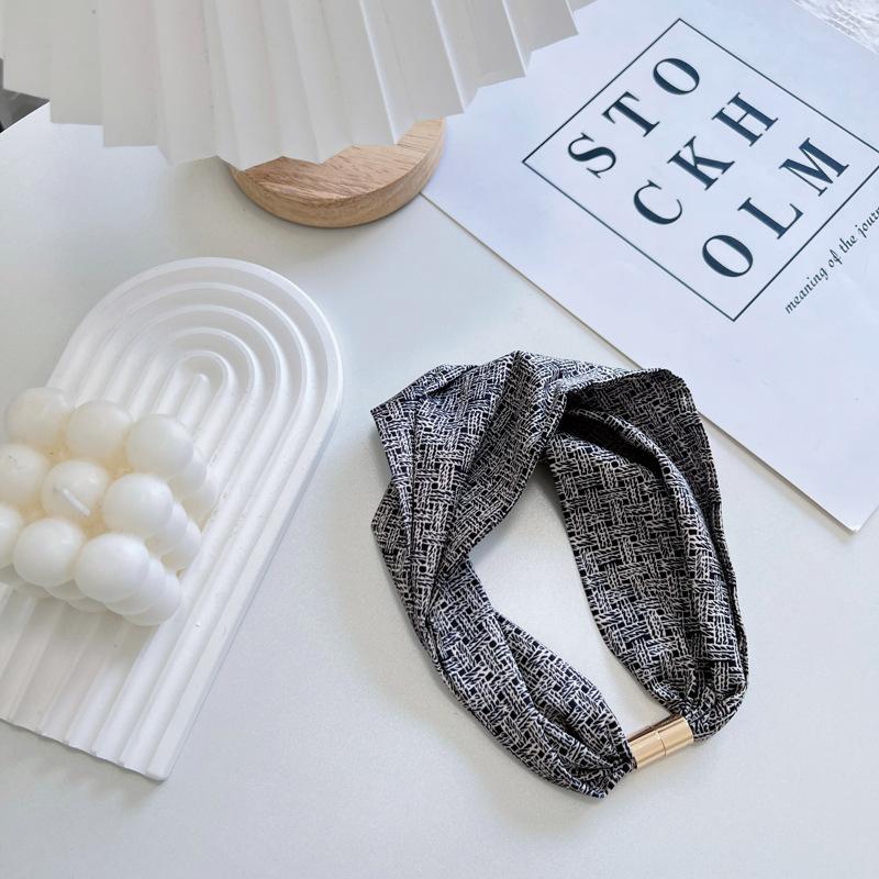 Korean Style New Fahion Silk Scarf Pearl Necklace Decoration Printed All-Matching Vintage Scarf Professional Lady Small Scarf