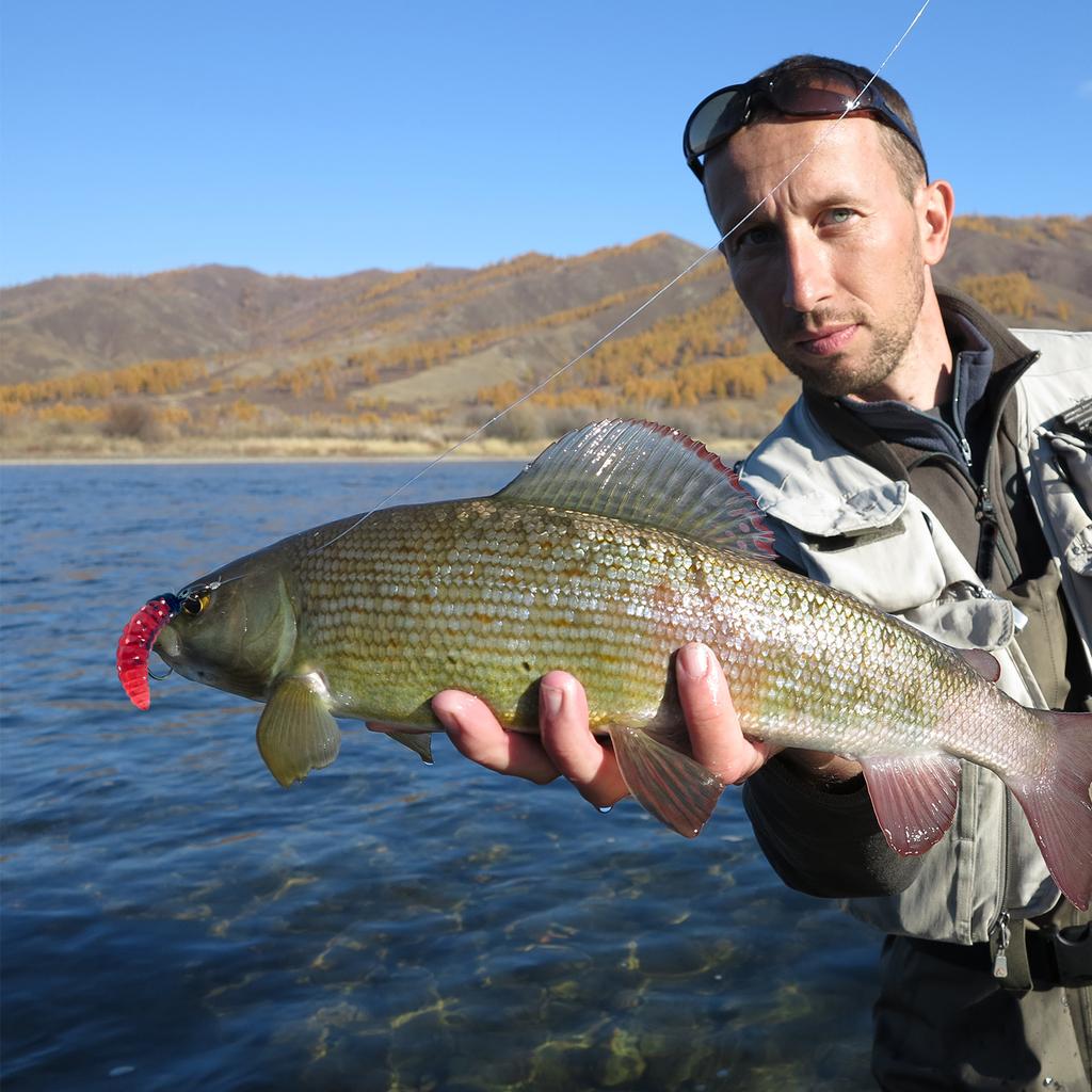 30pcs Luminous Soft Silicone Maggot Worm with Hooks Already Attached Artificial Bread Worm Fishing Hooks Lures