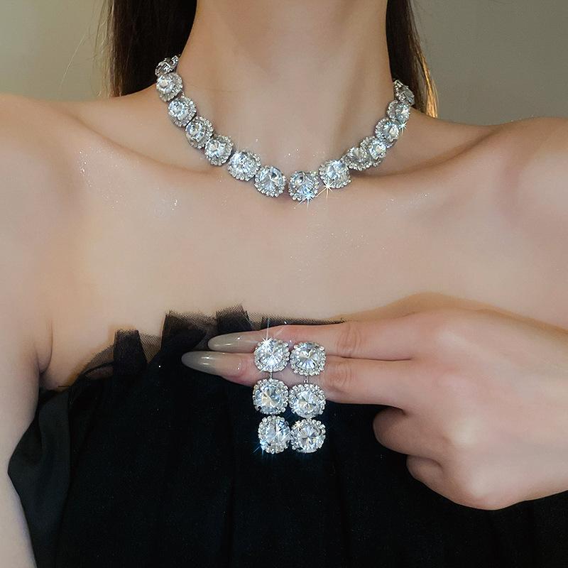 Light luxury diamond-encrusted water drop necklace, fashionable personality, heavy industry neck chain, bridal evening dress, high-end accessories