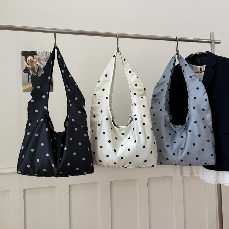 Borsa a secchiello in tela urbana minimalista con dettagli di cucitura per l'ufficio e le uscite casual
