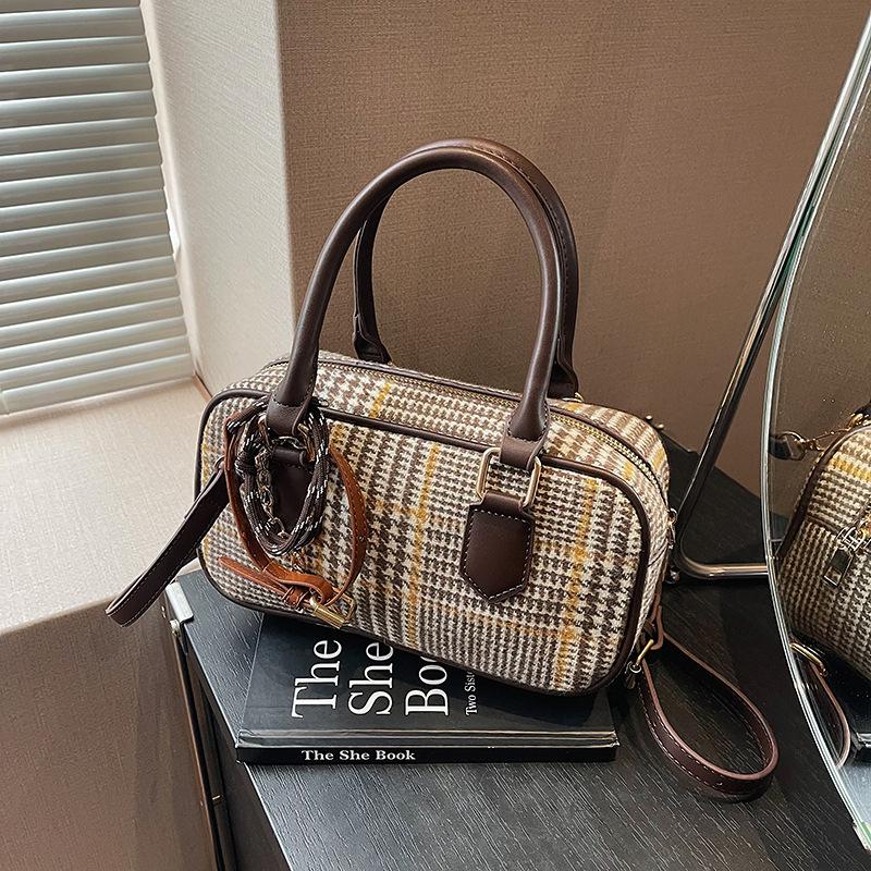 

Новая осенне-зимняя нишевая популярная шерстяная сумка-боулинг контрастных цветов, портативная на плечо, женская сумка