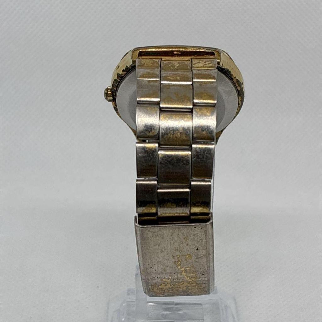 Used Good working Seiko men's watch made in 1976 Vintage satin finish
