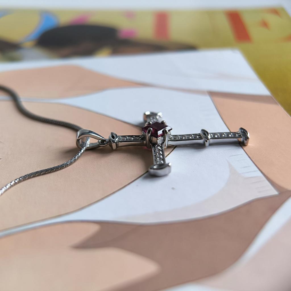 Серебряный крестик с рубином 1.53ct, фианитами (2206651)