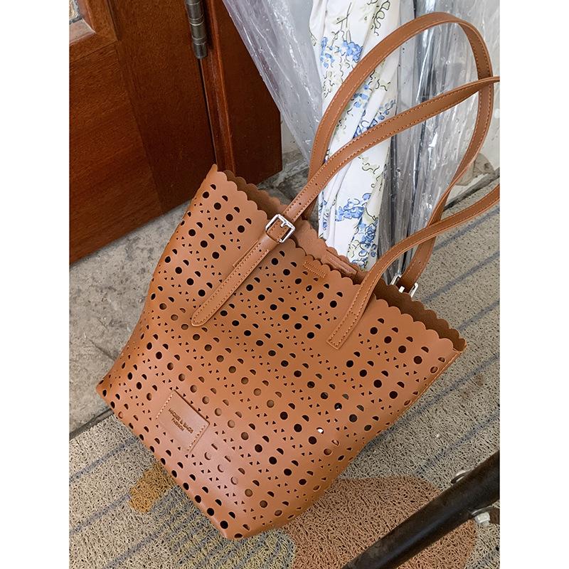 

Bags Large-capacity women s commuter handbags 2025 new hollow bucket bags Simple and versatile shoulder armpit bags коричневый