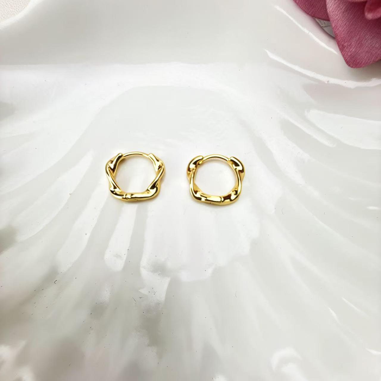 Элегантные витые серьги-кольца: Современный дизайн 2025 для женщин золотой