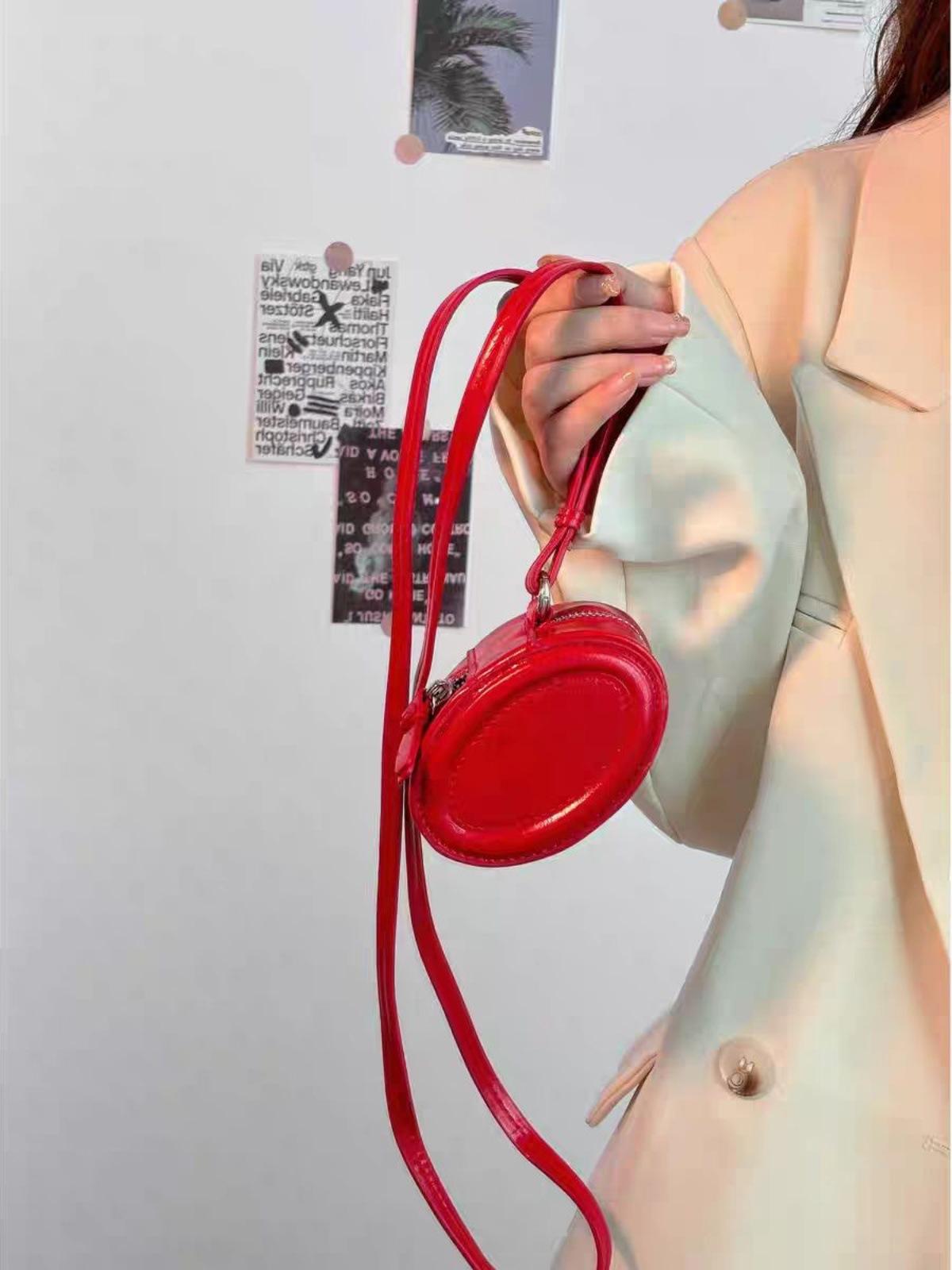 

сумка висит брелок косой пролет сумка заметный тянуть кулон веселый помада красный Интернет знаменитость личность жареный улица артефакт висит шея красный