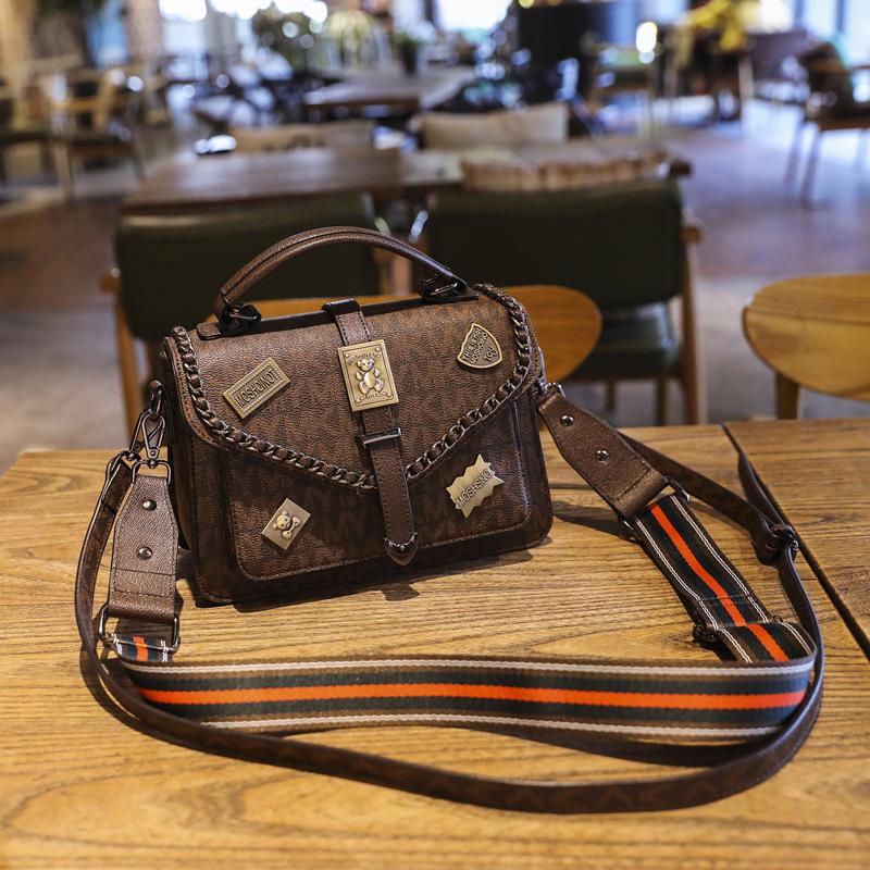

New spring women s bag fashion badge small square bag versatile retro letter print portable messenger bag темно-коричневого