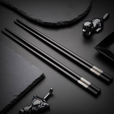 Chuangjian's Household Alloy Chopsticks, Crafted for Hotels and Restaurants, Come In a Set of 10 Non-bone Porcelain Bamboo and Wood Pairs.