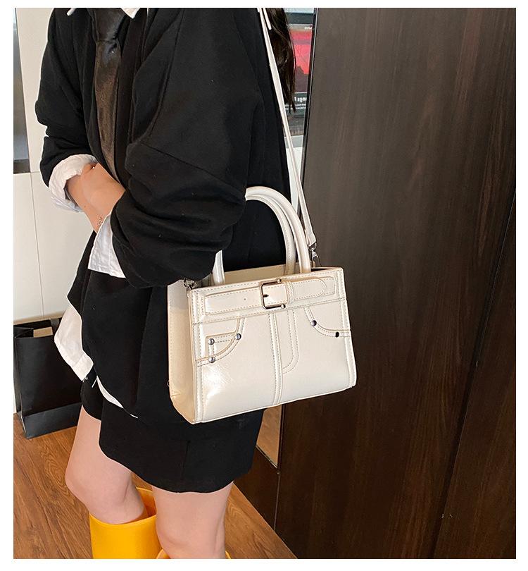 Super Fire Small Bag Women's Summer Versatile 2025 New Fashion Simple Messenger Bag Popular Ins Portable Small Square Bag