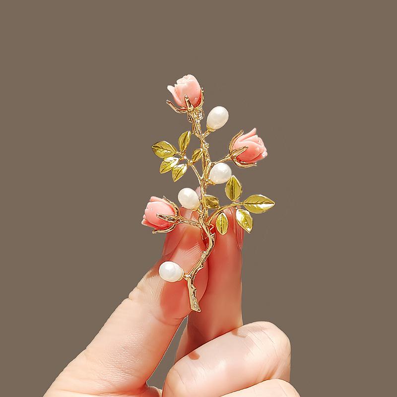 Vintage Peony Pearl Fan Brooch: Elegant Retro Flower Pin for Women’s Suits