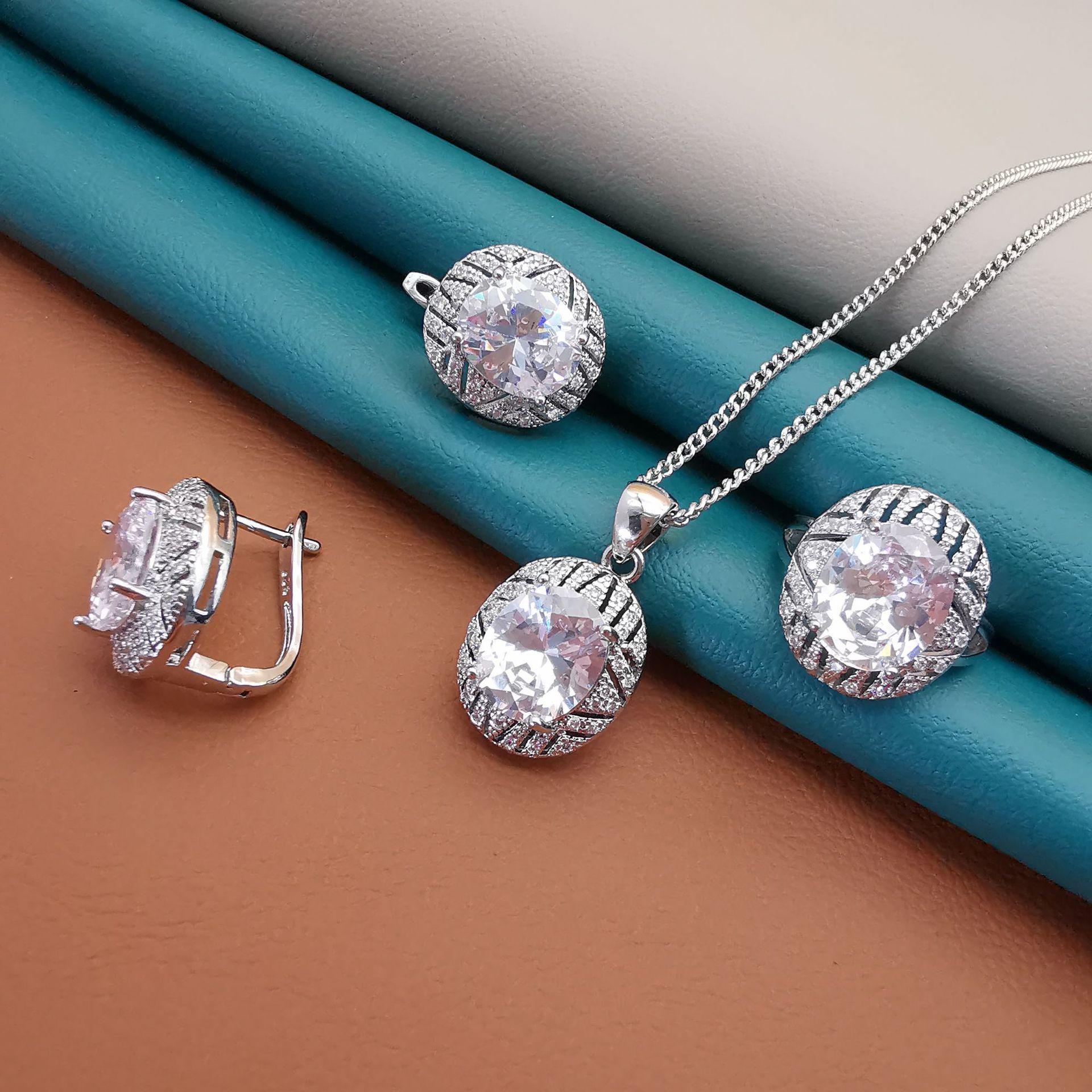 

Европейский и американский комплект из трех предметов, полный света, роскошные модные кольца, женские серьги, ожерелья, ювелирные изделия Ring size 9