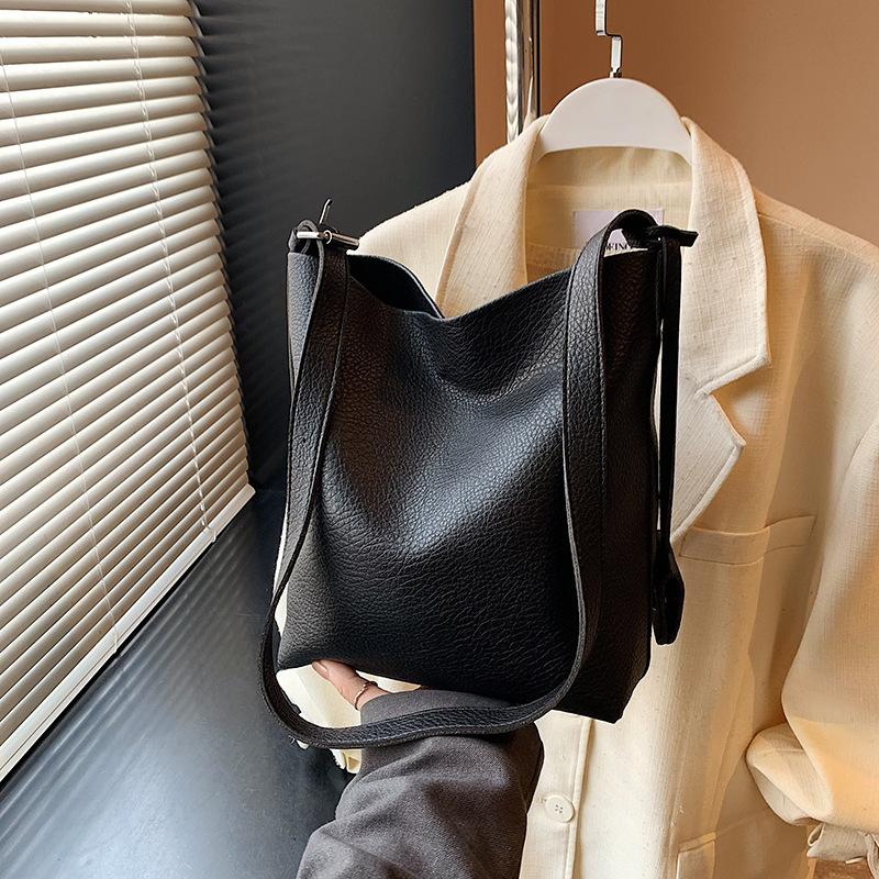 

New Casual Commuting Large-capacity Bucket Bag Women s Messenger Bag Fashionable Shoulder Bag no pendant чорний