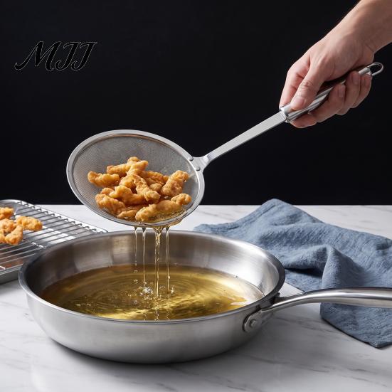 Long Handle Frying Skimmer Stainless Steel Fine Mesh Skimmer, 100-Mesh Oil Strainer Spoon with Multi-purpose Kitchen Draining Tool Handle, Ladle