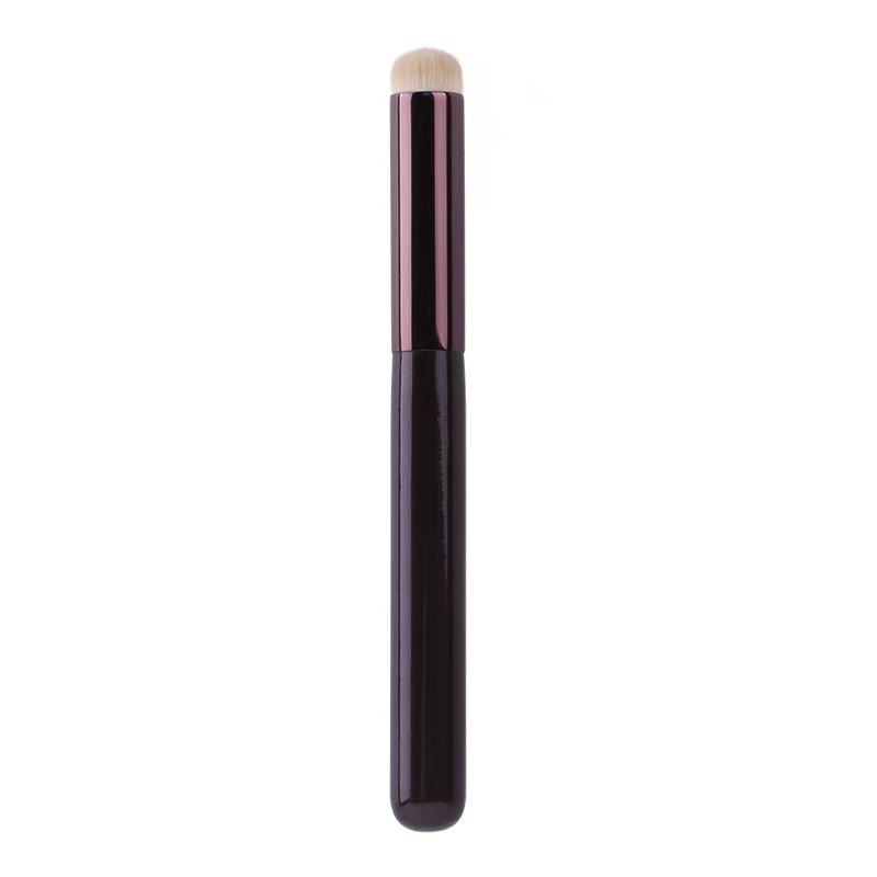 Multifunktionaler Lippenpinsel mit runder Spitze zum matten Verblenden und für Detailarbeiten mit Concealer - Tragbares und stilvolles Make-up-Werkzeug.