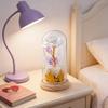 Konservierte Rosenlampe mit Goldfolienblumen, Ein kreatives Valentinstagsgeschenk.