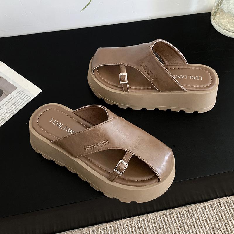 Små tofflor med tjock sula och väskhuvud för damer 2025 sommar nya retro ytterkläder tunna halvtofflor lätta och mångsidiga sandaler