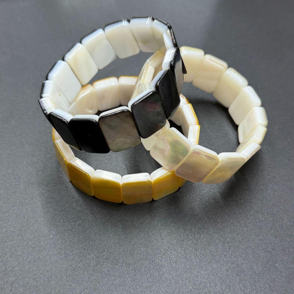 Natürliche Abalone-Muschel Schwarz-Weiß-Gelb Perlmutt Quadratisches handgeknüpftes Armband