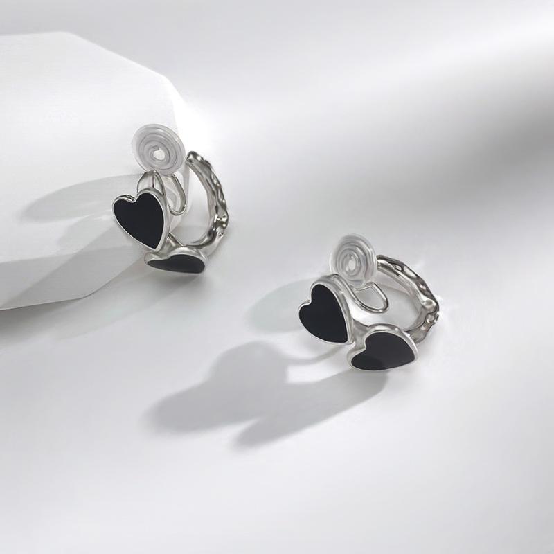 

Ретро-кольцо в форме сердца с черной эмалью, противомоскитная спираль-клипса без отверстия для ушей, панк, темперамент, холодный ветер, ювелирное украшение-клипса как