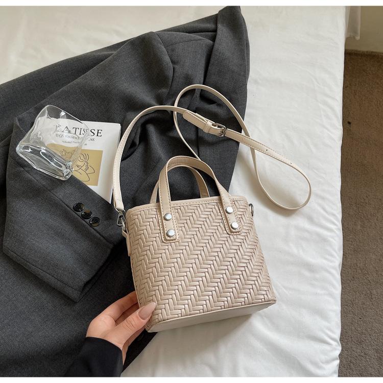 

Korean niche design simple and fashionable commuter bag women s 2025 summer new mini messenger bucket small square bag хакі