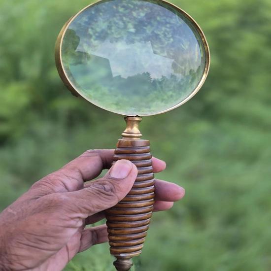 Brass Magnifying Glass, Wooden Handle, 10X Lens Birthdays, Wedding, Retirements, Housewarmings, Christmas, Thanksgiving, Easter, New Year