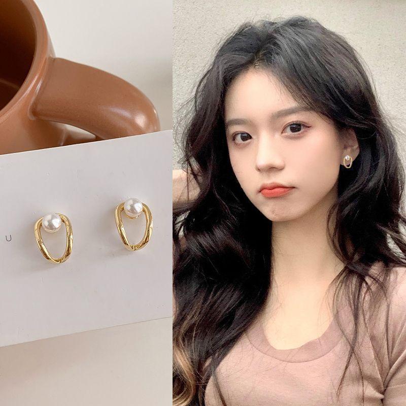 

French light luxury retro pearl stud earrings women s new trendy niche design earrings versatile earrings