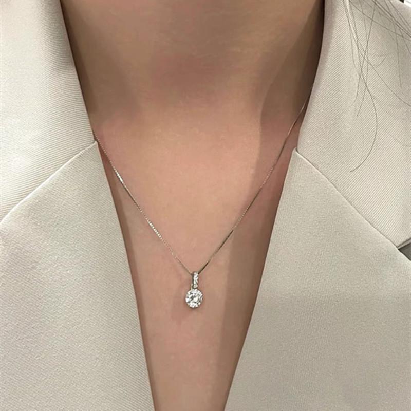 Exquisite Women's Diamond Pendant Clavicle Necklace – Autumn/Winter Simple Luxury Design