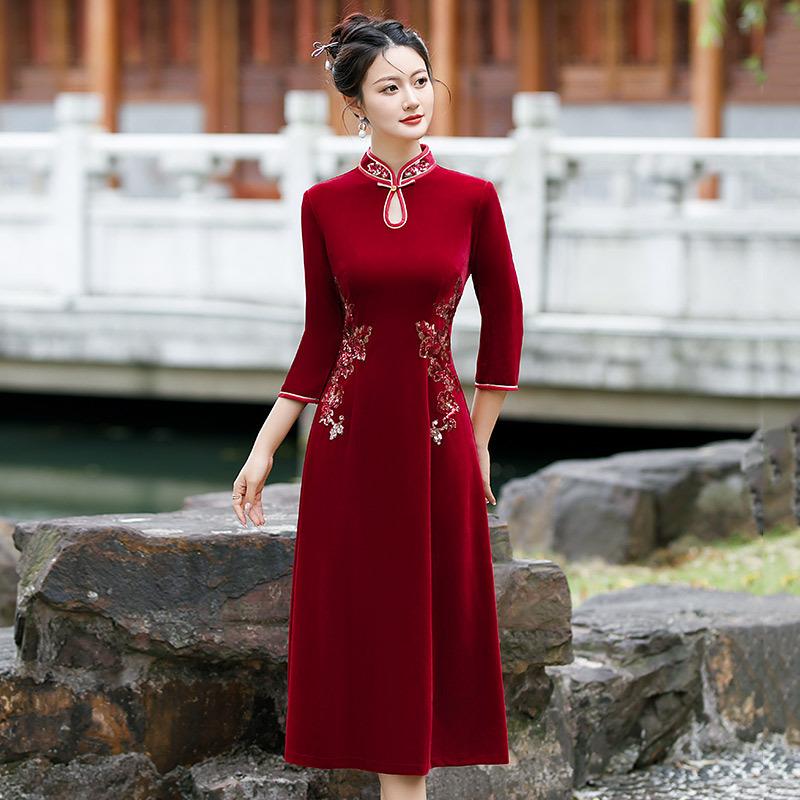 Cheongsam migliorato rosso velluto ricamato nuovo stile cinese a maniche lunghe per donna, abito da sposa di alta gamma