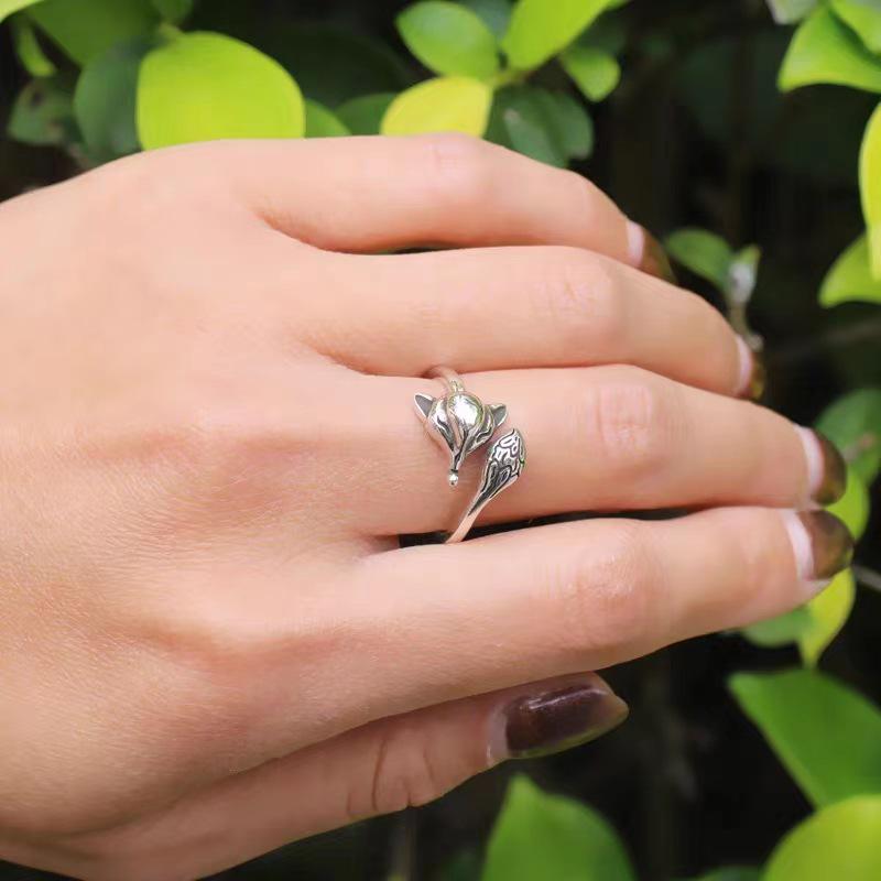 Chic Retro Distressed White Fox Ring: Women's Cute, Versatile Fashion Accessory