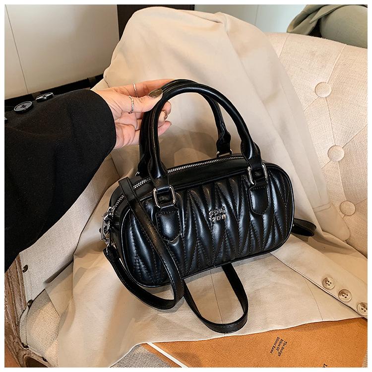 

Niche women s new fashionable and versatile portable shoulder messenger bag, high-end simple diamond pillow bag чорний