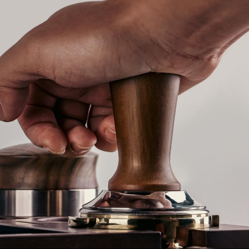 1 Pezzo Strumento Barista 51/53/58mm Legno di Faggio Pressino Caffè Espresso Molla Interna Forza Bilanciata Martello Caffè Base in Acciaio Inossidabile